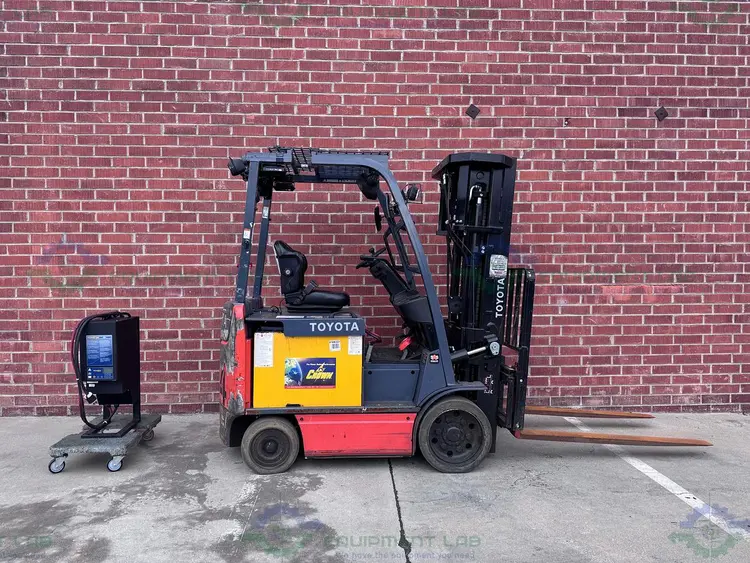 Used TOYOTA 8FBCU25 ELECTRIC FORKLIFT  5000 LBS CAPACITY 4 STAGE MAST W/ CHARGER Electric Forklifts California US | Equipment Lab #486907