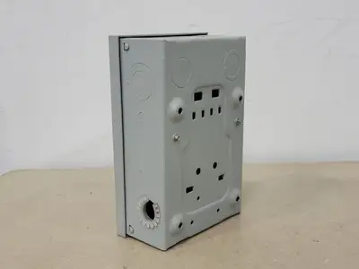 4 x 15 Amp, 1 Pole, 120/240 volts Circuit Breaker w/ Enclosure