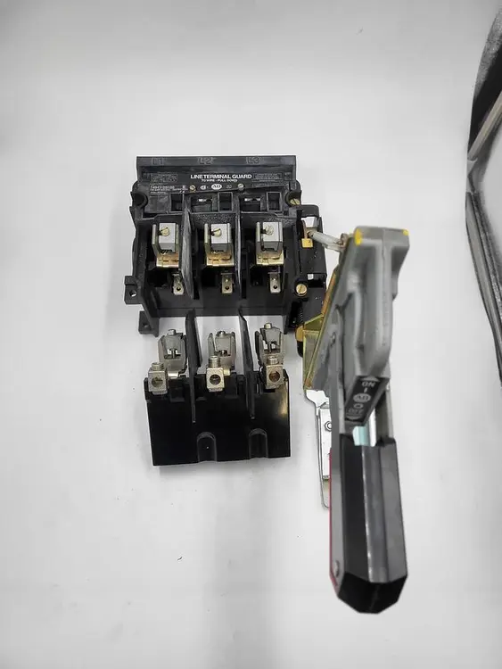 Used ALLEN BRADLEY ALLEN BRADLEY 1494V-DS100 & 1494V-FS100 DISCONNECT SWITCH Disconnects | ND Industrial Surplus #1211412