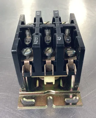 SYLVANIA DP3C303-24 CONTACTOR 30 AMP A77-309044A-3 3P 24V Coil 4E-34