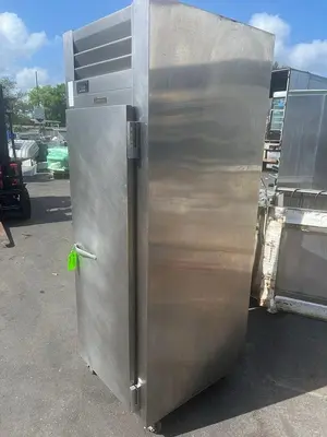 Traulsen RHF132W-FHS Full Height Insulated Mobile Heated Cabinet w/ (3) Pan Capacity, 208v/1phTraulsen RHF132W-FHS Full Height Insulated Mobile Heated Cabinet w/ (3) Pan Capacity, 208v/1ph