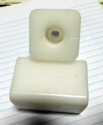 USED UHMW CONTAINER PUCKS 14 MM CONTAINER PUCK