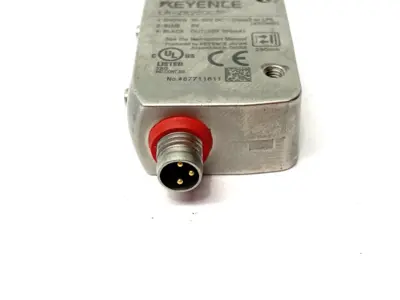 USED KEYENCE SELF-CONTAINED CMOS DISTANCE BASED LASER SENSOR, 3-PIN 250MM