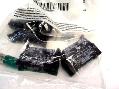USED ALLEN-BRADLEY FULL VOLTAGE MODULE W/ LATCH GREEN BULB SER B
