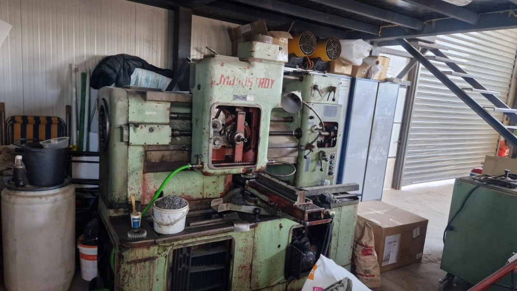 TOS Celakovice Gear Shaper with Rack Shaping Attachment, in working condition, visible under power