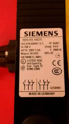SIEMENS INTERLOCK SWITCH 3SE5312-1SG11 AC15 230V 1.5A 24VDC. 5B