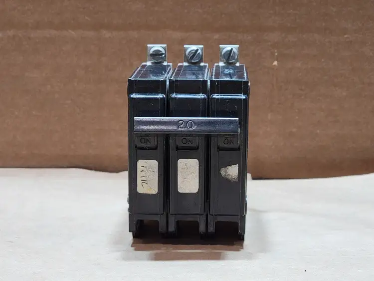 Used SYLVANIA _UNKNOWN_ Switchgears British Columbia CA | Lenmark #835742