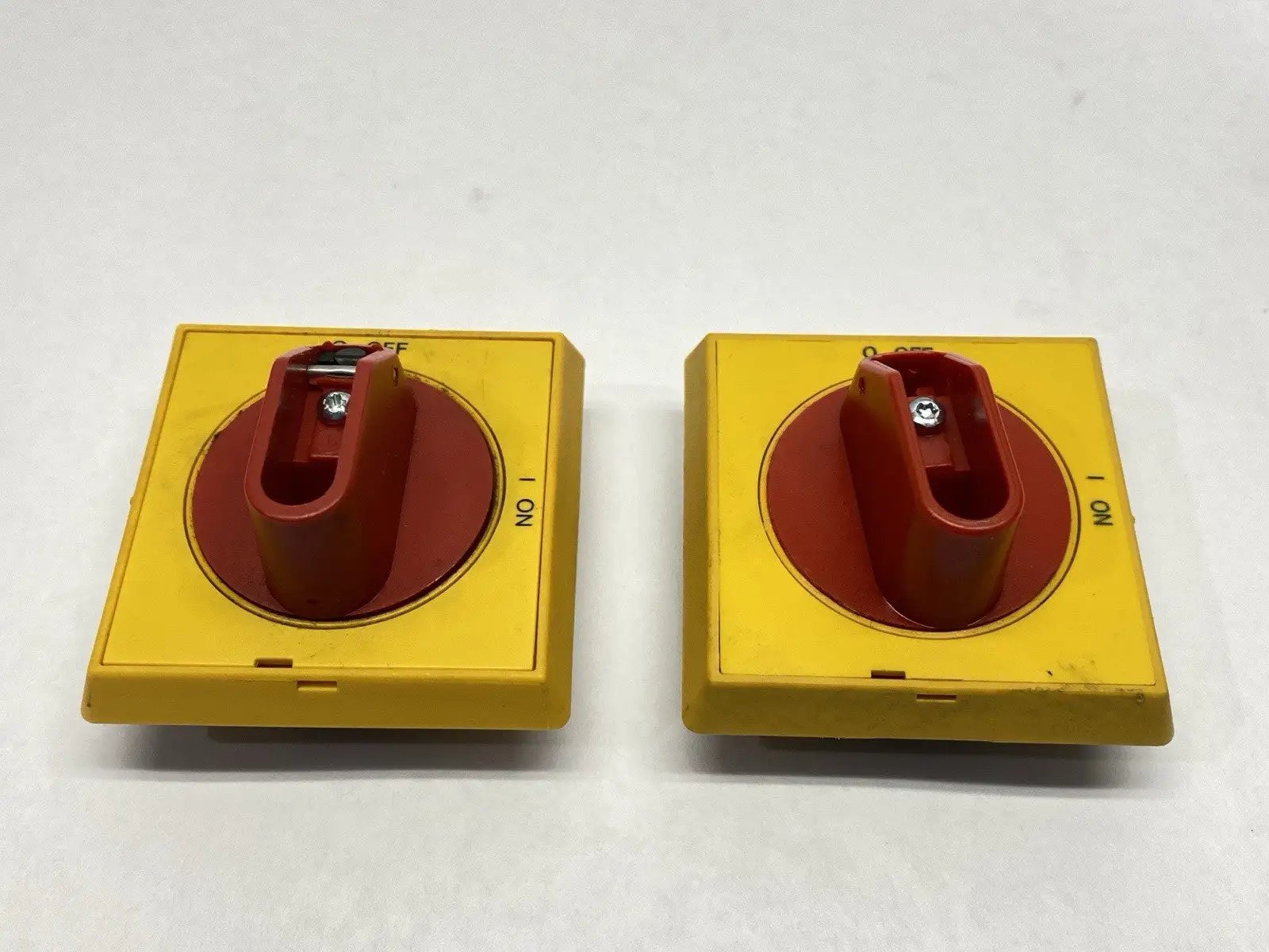OHYS2RJ | ABB  Operator Selector Handle Red/Yellow LOT OF 2 MISSING LATCH - Used