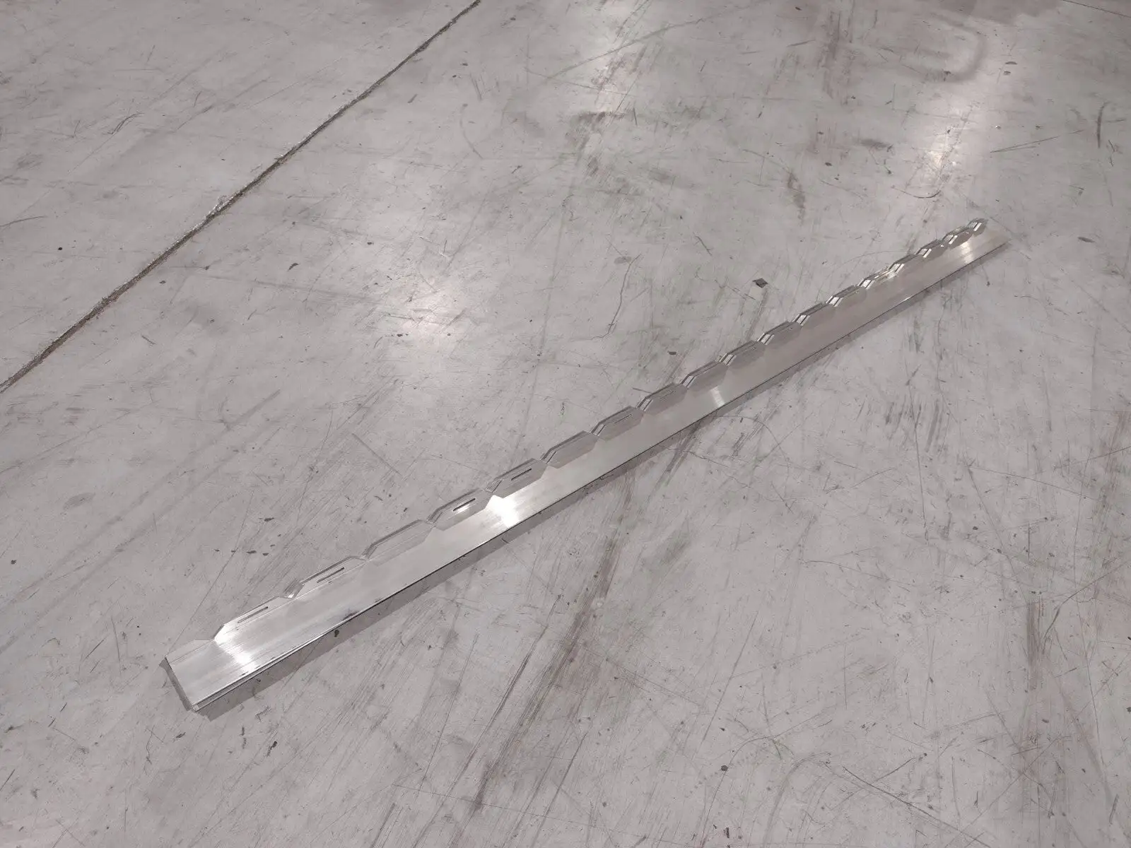 USED B-LINE BARRIER, HORIZONTAL BEND 72" LENGTH