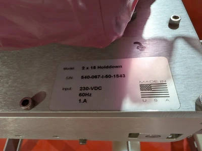 Universal Top and Bottom Label Applicator with Top-and-Bottom Transport Conveyor