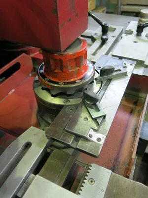 Amada CSW-250 Hydraulic Sheetmetal Notcher with Coping & Radius Heads