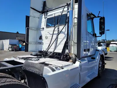 USED 2017 VOLVO VNL64T300