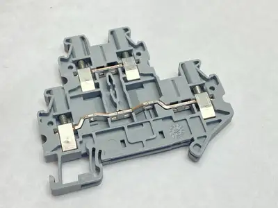 New | in-Stock Phoenix Contact Double-Level Terminal Block 3044636 PKG OF 50 Terminal Blocks Michigan US | Maverick Industrial Sales #1389240