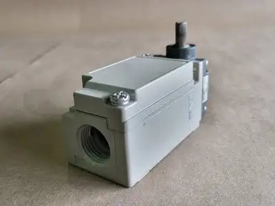 NEW OMRON D4A-1104N