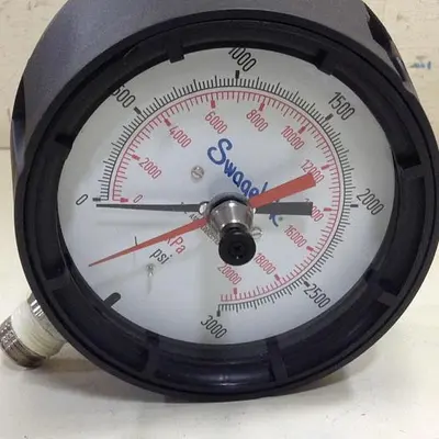 NEW SWAGELOK GAUGE925