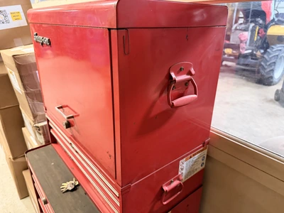 Used SNAP-ON 3 TOOL BOX SET INCLUDES ROLL AROUND, AND 2 ADDITIONAL STACKED TOOL BOXES. Tool Box Michigan US | Miedema Asset Management Group #1353219