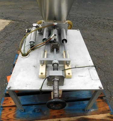 USED GEYER TWIN PISTON FILLER TWIN PISTON