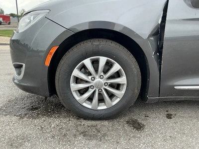 USED 2019 CHRYSLER PACIFICA