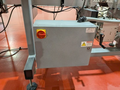 Universal Top and Bottom Label Applicator with Top-and-Bottom Transport Conveyor