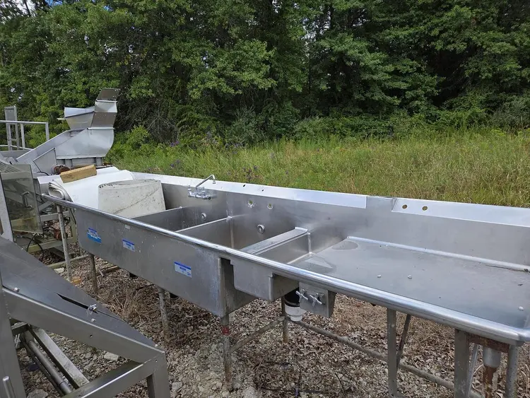 Used CUSTOM DESIGNED & FABRICATED 3 COMPARTMENT SINK Restaurant Equipment (Miscellaneous) Ohio US | Regal Equipment Inc #443797