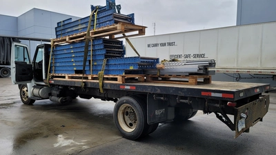 2013 International 4300 flat deck truck w/ Air Brakes