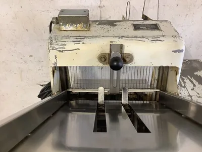 152-0546 Oliver 797 Bread Slicer