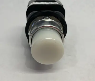 USED ALLEN BRADLEY SER. T ILLUMINATED PUSHBUTTON WHITE