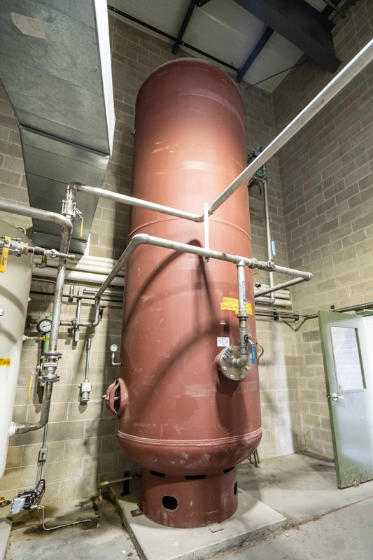 Dry air receiver tank