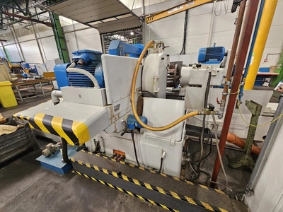 TOS Hostivař Cylindrical Grinder, in good working condition, visible under power, POA