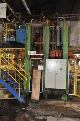 USED BECKER PANEL PRESS 650 TON