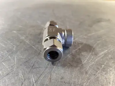 NEW SWAGELOK SS-810-3-8TTF