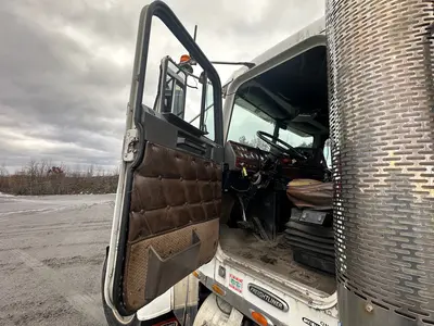 Used 2000 FREIGHTLINER CLASSIC FLD120 Conventional trucks Pennsylvania US | Proxy Equipment #1385355