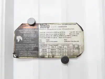 Yale Operator Center Plastic Cover Removed From ESC030FAN36TE094 Forklift