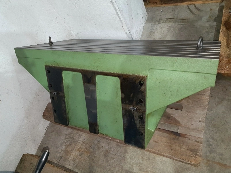 Lot of tables, angle plates and SK 50 toolholders, PRICE FOR LOT