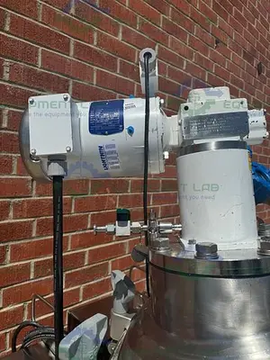 USED DCI 500 LITER STAINLESS STEEL JACKETED REACTOR 45 PSI W/ 0.5 HP MIXER