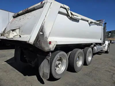 USED 2023 PETERBILT 567