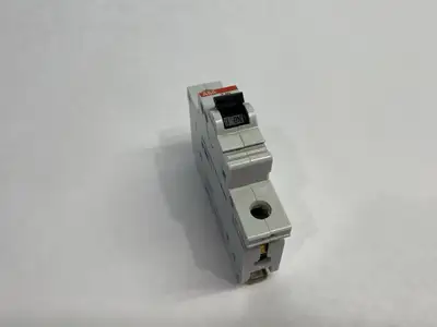 Used ABB Miniature Circuit Breaker 1-Pole DIN Rail Circuit Breakers Michigan US | Maverick Industrial Sales #1389368