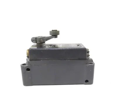 NEW SQUARE D 9007-P11A LIMIT SWITCH 9007P11A