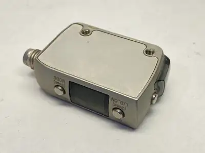 USED KEYENCE SELF-CONTAINED CMOS DISTANCE BASED LASER SENSOR, 3-PIN 250MM