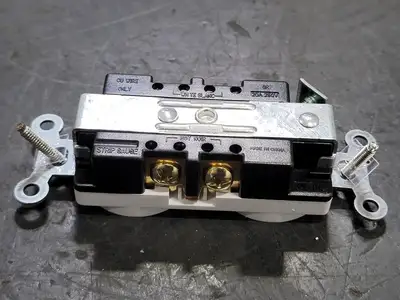 20A 250V Duplex Receptacle White (Box of 77)