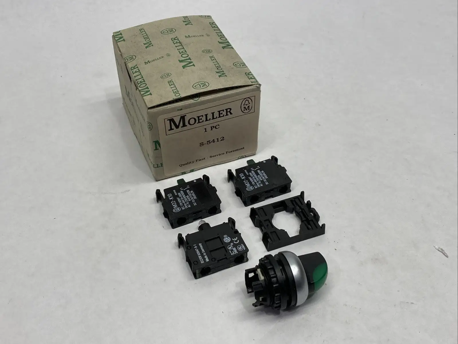 S-5412 | Moeller  Illuminated 3-Position Selector Switch Assembly Green - New Other