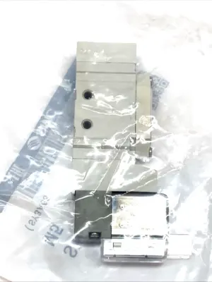 NEW SMC 5-PORT SOLENOID VALVE 24 VDC M5