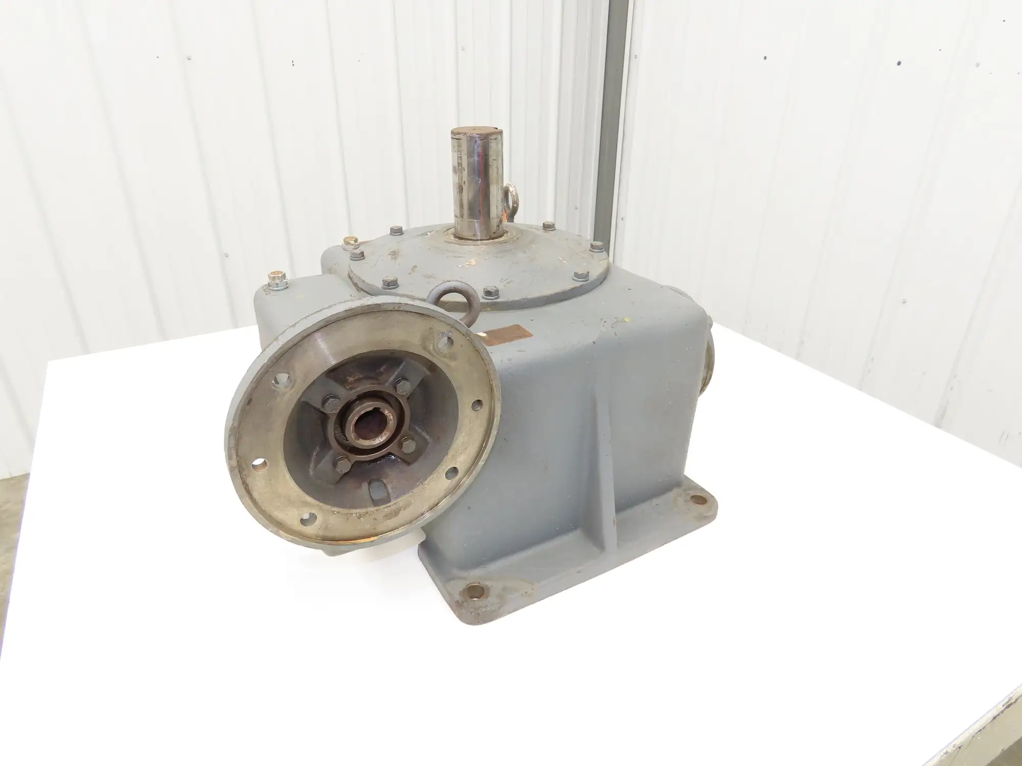 Double Reduction Gearbox 210:1 Ratio Reducer 8 RPM 182TC Vertical Output Shaft