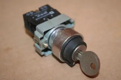 USED TELEMECANIQUE LOCK KEY / AB2-BE101