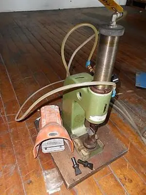8513-220 Pneumatic Air Bench Press