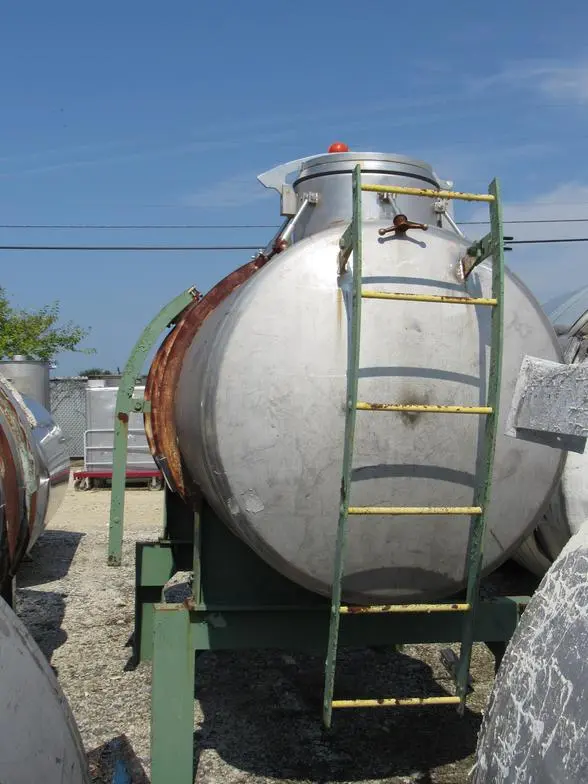 Used approximately 1000 Gallon horizontal stainless steel tank