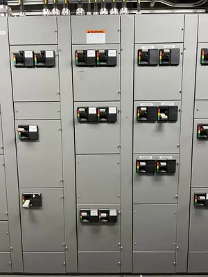 Advantage 2100 MCC, 600V, 3-Ph, 1200A, 10 Sections w/ Transfer Switch