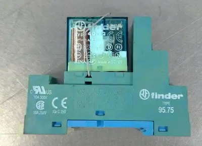 Finder - Type: 95.75 - DIN-Rail Screw Terminal Socket w/ Type: 40.52 Loc4E30