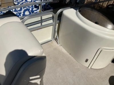 USED 2004 BENNINGTON 2280 RL