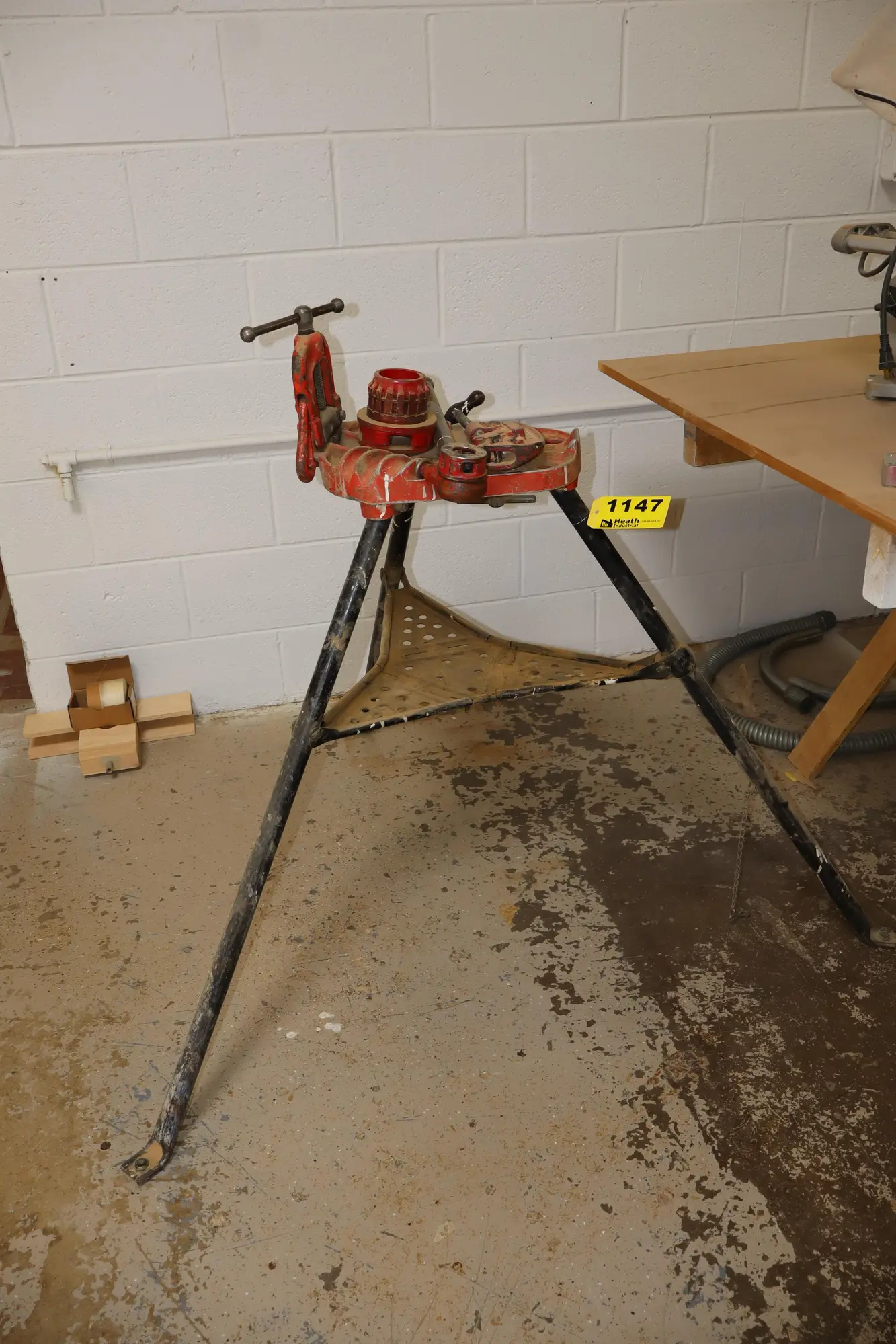 Used _UNKNOWN_ RIDGID NO 40A TRISTAND W/ HAND THREADER & PIPE CUTTER Pipe Threaders Illinois US | Heath Industrial Auction Services #1400350